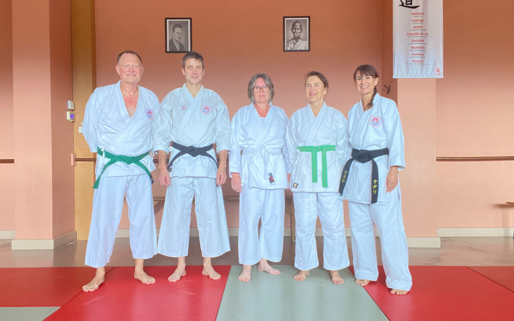 Les cinq participants au dojo, en karategi