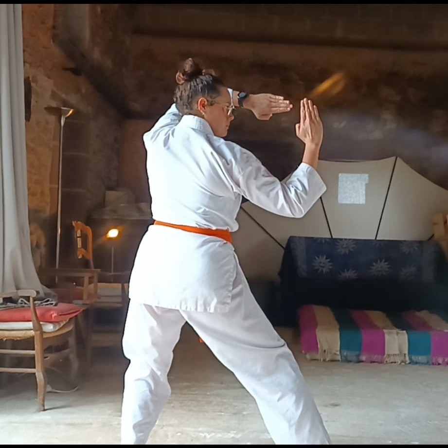 Une pratiquante en plein kata chez elle, en Dordogne